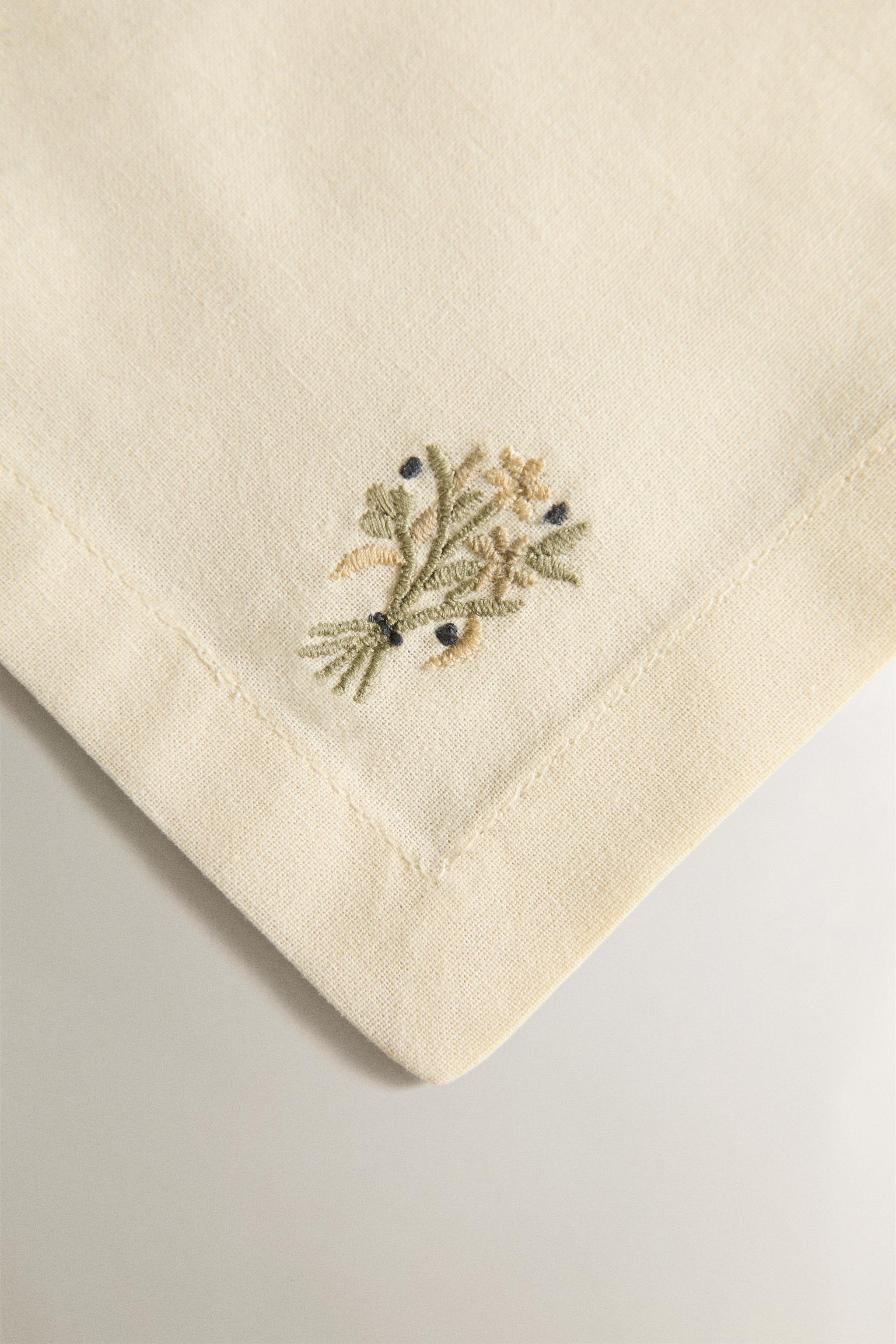 PACK SERVIETTES DE TABLE BRODERIE FLEURS (LOT DE 4)